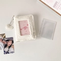 Nahaufnahme von weißem gestepptem Mini-Fotoalbum mit Herzanhänger und Klarsichtfenster - Inklusive 10 Innenseiten / Weiß