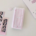 Detailaufnahme des rosa Fotoalbums mit Engelsflügeln und wolkenförmigem Anhänger - Rosa
