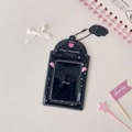 Gros plan du porte-carte PVC noir avec motifs ailes d'ange roses et chaîne à perles - Noir