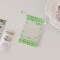 Detailopname van groene geruite PVC kaarthouder met kralenketting en tekstdecoratie - Met Bolletjesketting / Groen