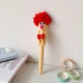 Detailopname van robotpen met pluizig rood haar en kleine bokshandschoenen - Beige Big Eye Style / Beige