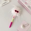 Detalle de bolígrafo creativo con pompón blanco y gafas de sol de corazón rosa - Blanco