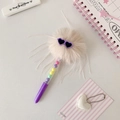 Detalle de bolígrafo de peluche con gafas de corazón y cuentas de colores de arcoíris - Beige