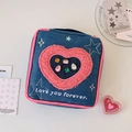 Neceser de mezclilla azul oscuro con corazón de felpa rosa y bordado de estrellas - Corazón (Love you forever)