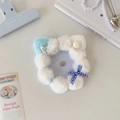 Nahaufnahme der plüschigen blauen Rosette mit Karo-Schleife und weißem Hasen-Anhänger - Blau-weiße Ohren