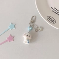 Dettaglio del portachiavi a forma di cane bianco floccato con ciondoli a cuore e stelle - Blu - Stile Clip