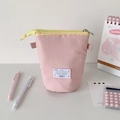Stehende rosa Schreibwarentasche aus Canvas mit gelbem Reißverschluss und Patch-Detail - Rosa