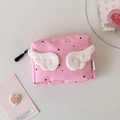 Detail von rosa Segeltuchtasche mit 3D Engelsflügeln, Sternenmuster und schwarzem Reißverschluss - Rosa