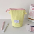 Draufsicht auf gelbes Mäppchen mit großer Kapazität, rosa Reißverschluss und süßem Aufnäher - Gelb
