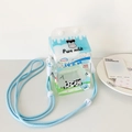 Detail der transparenten PVC-Tasche in Milchkartonform mit Kuh-Print und blauem Gurt - Blaue Milch