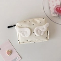 Nahaufnahme der Mini-Kopfhörertasche mit Plüschflügeln und Sternenmuster - Cremeweiß