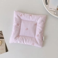 Gros plan d'un dessous de verre rose matelassé avec broderie cœur et coton doux - Broderie Cœur Rose