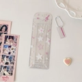 Dettaglio del porta carte in PVC glitterato con stelle rosa e ciondolo a catenella - Stile Stella Bianco