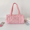Detail der rosa gesteppten Handtasche mit transparentem Fach und herzförmigem Reißverschluss - Rosa