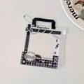 Detailansicht eines PVC-Fotokartenhalters mit Sternmotiven und weißer Perlenkette - Schwarz