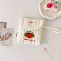 Detail der cremefarbenen gesteppten Baumwolltasche mit roter Apfelstickerei und Handschlaufe - Cartoon Apfel Sanduhr