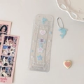 Dettaglio del porta fotocard in PVC glitterato con ciondolo a delfino e stelline - Stile Stella Blu