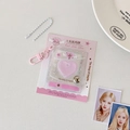 Dettaglio macro di un mini album fotografico in PVC glitterato con cuore viola - Rosa