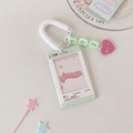 Details des grünen Kartenhalters mit elastischem Spiralseil und rosa Herzanhänger - Grün