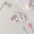 Nahaufnahme des Kawaii Angel Baby Acryl-Karabiners mit süßen Mustern für Rucksäcke - Noten Flügel