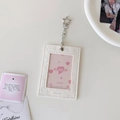 Nahaufnahme des weißen PU-Leder-Fotohalters mit Sternschnalle und Sternprägung am Etui - Weiß
