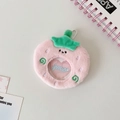 Detail der rosa Erdbeer-Plüschtasche mit Sichtfenster für 58mm Anime-Buttons und Karten - Rosa (Erdbeer-Stil)