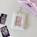 Primer plano de un portatarjetas de felpa blanca con bordado de corazón y clip - Corazón Blanco