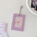 Details der lila PU-Leder-Kartentasche mit Sternenprägung und Sternanhänger - Lila
