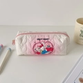 Detailansicht der rosa gesteppten Federtasche mit süßem Hasen und Kirschmotiven - Rosa