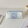 Detailaufnahme der gesteppten Federmappe mit Hasen-Motiv und blauem Reißverschluss - Blau