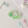 Détail macro d'un mousqueton en acrylique vert clair lucky clover pour sac à dos - Trèfle à quatre feuilles - Vert