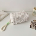 Dettaglio dell'astuccio bianco in pile testurizzato con cerniera rosa e maniglia - Bianco