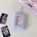 Nahaufnahme der flauschigen Fotokartenhülle mit lila Streifen, Sichtfenster und Metallhaken - Lila Herz
