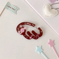 Détail du mousqueton en forme d'aile rouge translucide avec des notes de musique roses - Note de musique - Marron