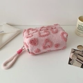 Dettaglio dell'astuccio in peluche rosa con consistenza morbida e robusto manico manuale - Cuore Rosa