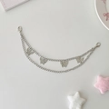 Detailansicht der zweilagigen silbernen Metallkette mit hohlen Schmetterlingsanhängern - Schmetterling