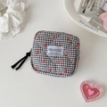 Detailansicht der gesteppten Gingham-Tasche mit Kirschmuster und geflochtenem Kordelzug - Schwarz