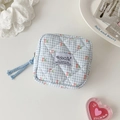 Detailansicht einer blau karierten gesteppten Mini-Tasche mit rotem Kirschmuster und Zipper - Blau