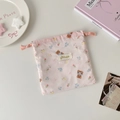 Détail d'un sac à cordon rose avec des motifs d'ours et de lapin sur un décor de bureau - Petit / Rose