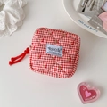 Dettaglio di pochette trapuntata in cotone con ciliegie per rossetto e piccoli oggetti - Rosso