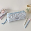 Detailansicht der blau-karierten Kirsch-Tasche mit gesteppter Textur und Reißverschluss - Blau