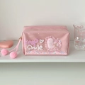 Dettaglio dell'astuccio rosa con paillettes mobili e cerniere decorate con pompon - Rosa