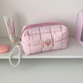 Dettaglio della borsa trapuntata rosa con manico in perline e chiusura a zip sicura - Rosa Chiaro