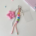 Détail d'un porte-clés porte-bonheur avec étoile rose, chien ballon et porte-carte - Fleur Rose