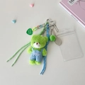 Détail d'un porte-clés ours en peluche vert avec raquette de tennis et breloque en cœur - Ours Vert