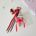 Détail du charme coeur en tissu rayé rouge avec dentelle et porte-carte en PVC transparent - Cœur Rouge