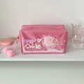 Dettaglio macro dell'astuccio rosa con paillettes mobili e scritta Keep Smile ricamata - Rosa Rosso