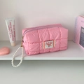 Dettaglio della trousse rosa trapuntata con manico di perle e ricamo del marchio - Rosa Rosso