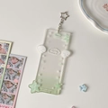 Dettaglio portachiavi a stella su porta carte in acrilico verde con decoro ad ali - Stella / Verde