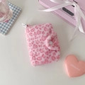 Dettaglio del portamonete in peluche leopardato rosa con bottone a pressione bianco - Rosa